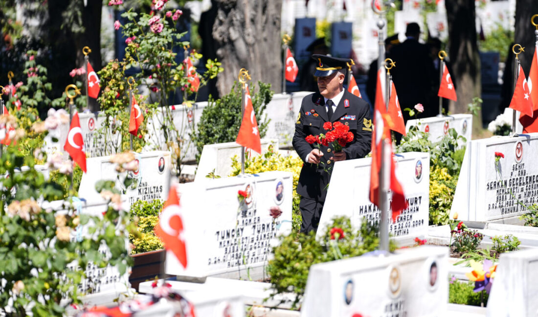 - İstanbul İl Jandarma Komutanlığınca Cumhuriyet Anıtı’na çelenk bırakıldı
- Edirnekapı