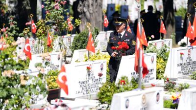 - İstanbul İl Jandarma Komutanlığınca Cumhuriyet Anıtı’na çelenk bırakıldı
- Edirnekapı