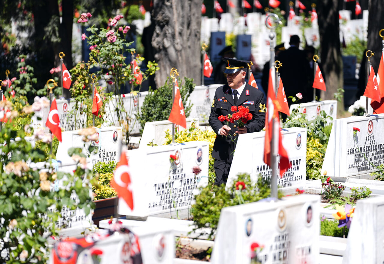 - İstanbul İl Jandarma Komutanlığınca Cumhuriyet Anıtı’na çelenk bırakıldı
- Edirnekapı