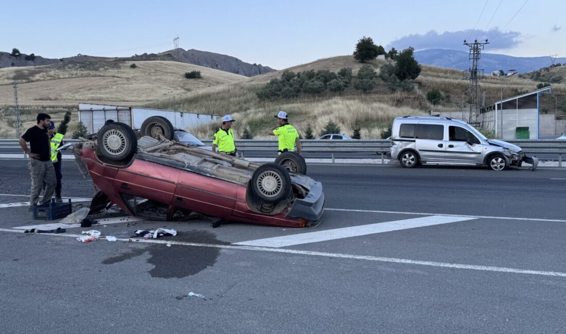 KAHRAMANMARAŞ (AA) – Kahramanmaraş'ta otomobilin devrilmesi sonucu 3'ü çocuk 4