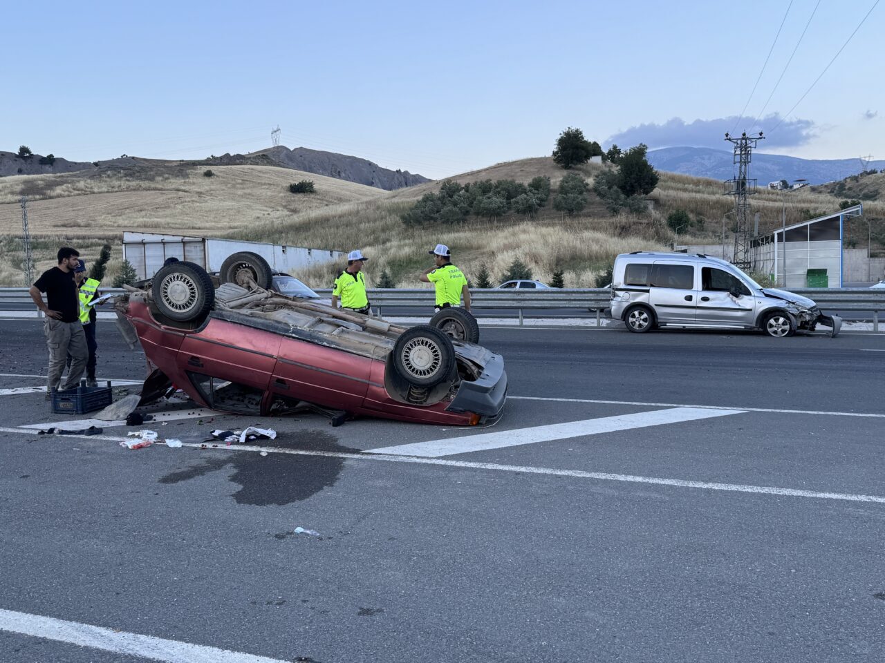 KAHRAMANMARAŞ (AA) – Kahramanmaraş'ta otomobilin devrilmesi sonucu 3'ü çocuk 4