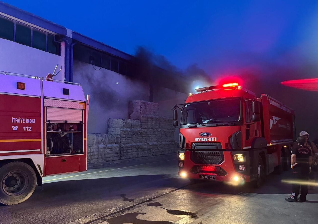 KAHRAMANMARAŞ (AA) – Kahramanmaraş'ta bir tekstil fabrikasında çıkan yangına itfaiye