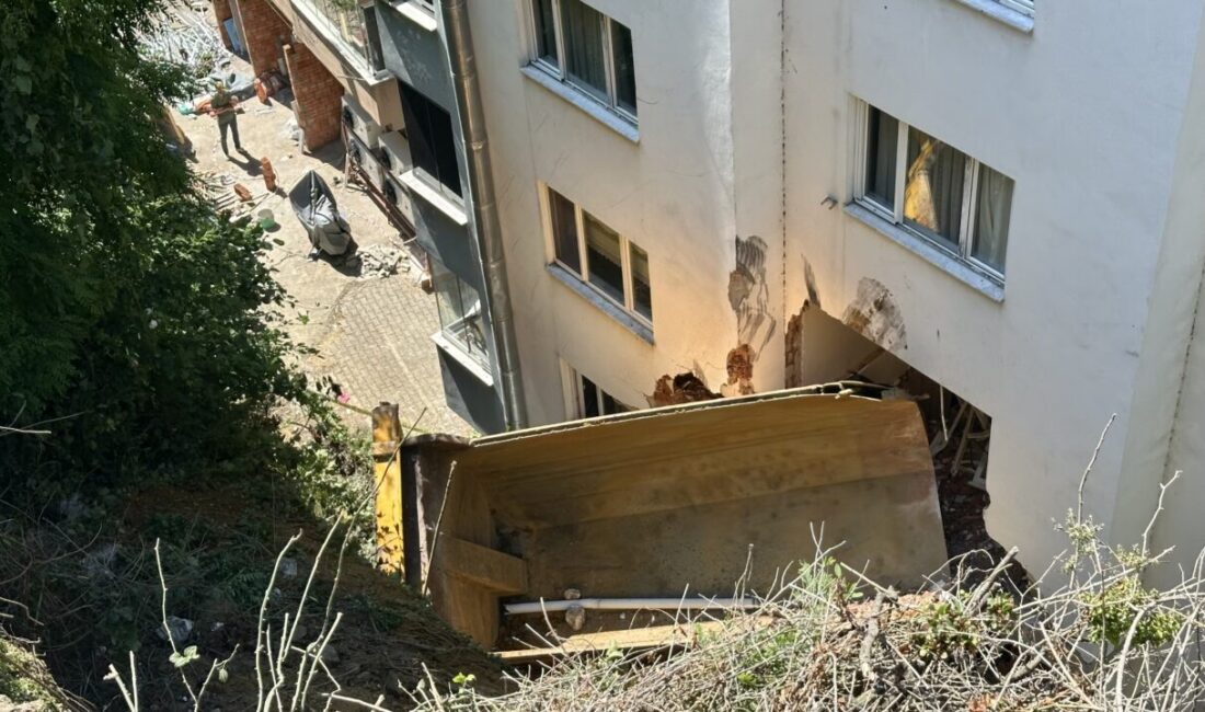 GİRESUN (AA) – Giresun'un Tirebolu ilçesinde kamyonun istinat duvarından devrilip