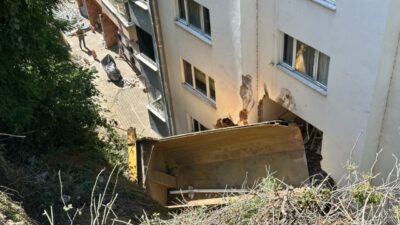GİRESUN (AA) – Giresun'un Tirebolu ilçesinde kamyonun istinat duvarından devrilip