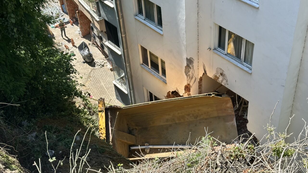 GİRESUN (AA) – Giresun'un Tirebolu ilçesinde kamyonun istinat duvarından devrilip