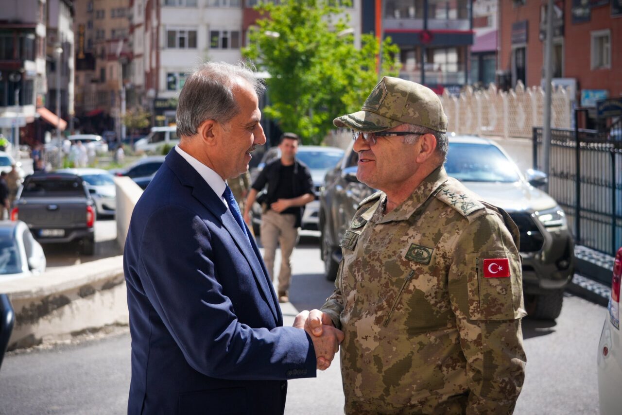 HAKKARİ (AA) – Kara Kuvvetleri Komutanı Orgeneral Metin Tokel, Hakkari
