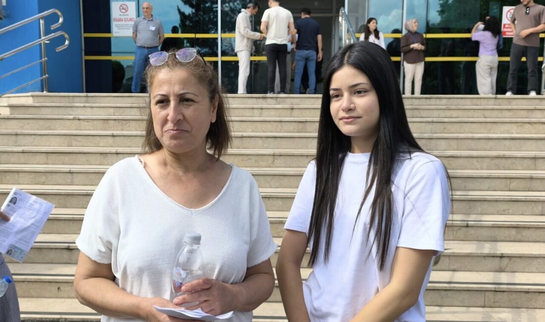 KARABÜK (AA) – Karabük'te anne ile kızı birlikte üniversite sınavı