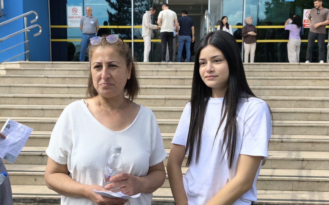 KARABÜK (AA) – Karabük'te anne ile kızı birlikte üniversite sınavı