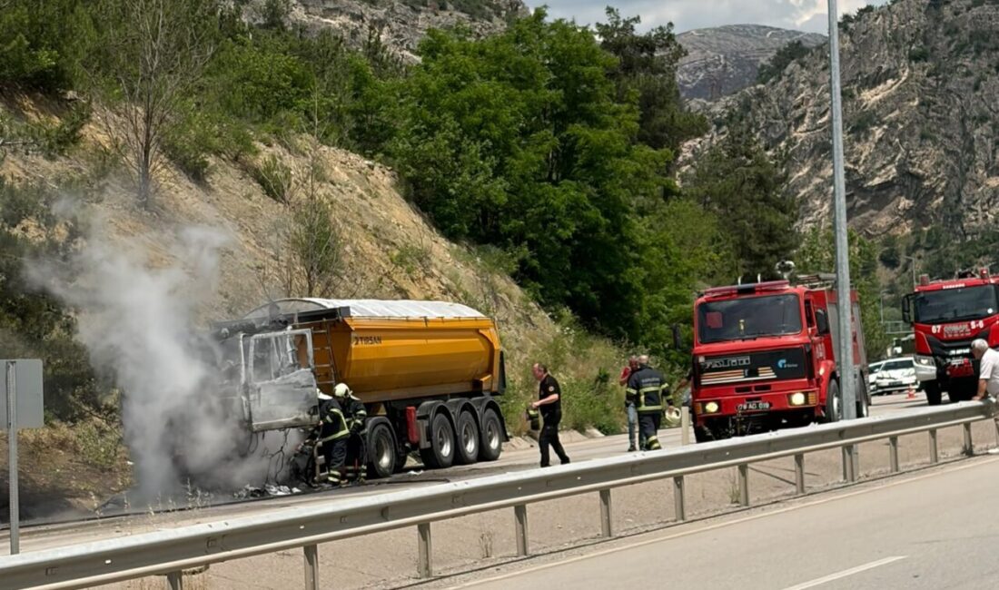 KARABÜK (AA) – Karabük'te seyir halindeyken yanan tır kullanılamaz hale