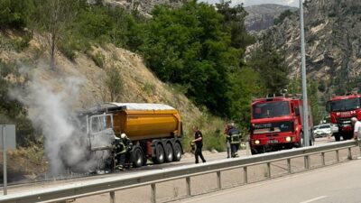 KARABÜK (AA) – Karabük'te seyir halindeyken yanan tır kullanılamaz hale