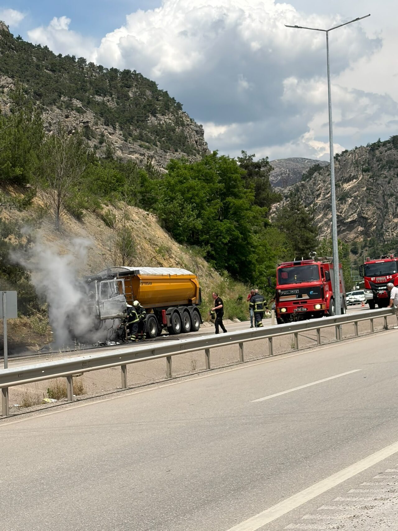 KARABÜK (AA) – Karabük'te seyir halindeyken yanan tır kullanılamaz hale