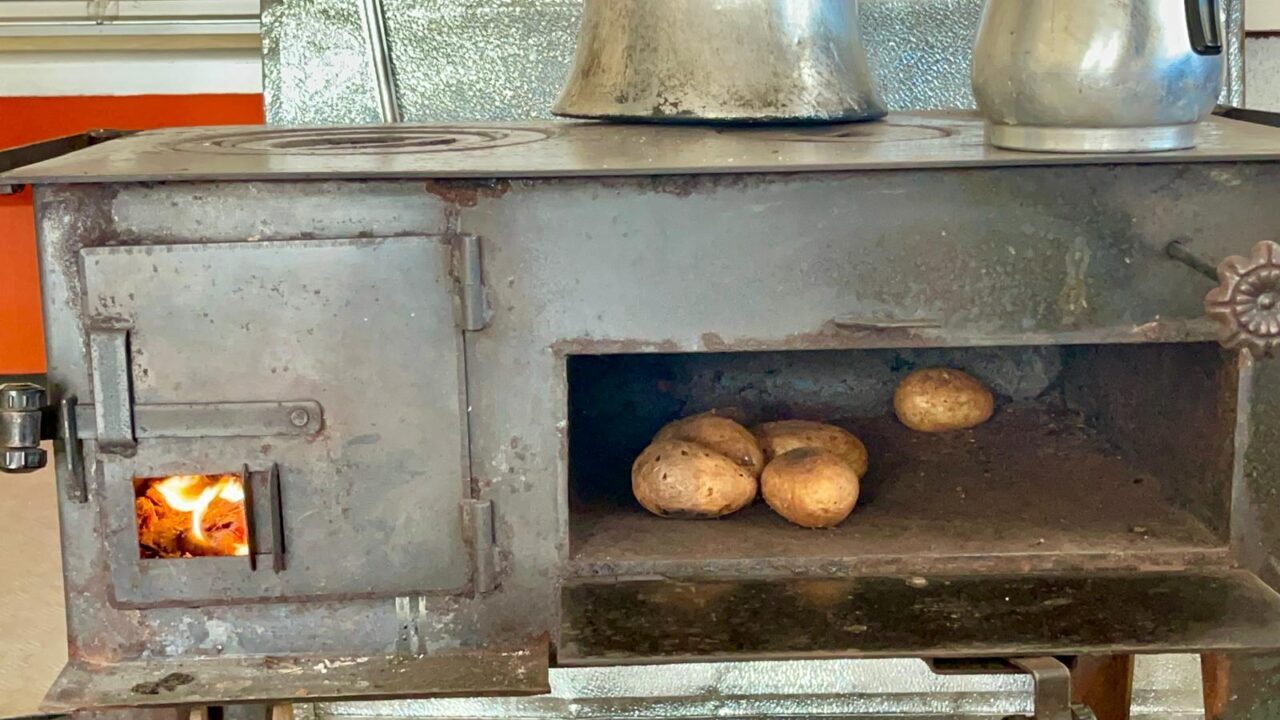 ARDAHAN (AA) – Karla kaplı bulunan Ardahan-Artvin sınırındaki 2 bin