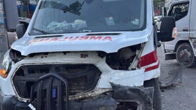 KARS (AA) – Kars'ta ambulans ile otomobilin çarpıştığı kazada 3'ü