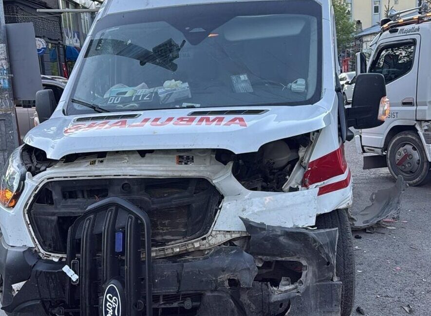 KARS (AA) – Kars'ta ambulans ile otomobilin çarpıştığı kazada 3'ü