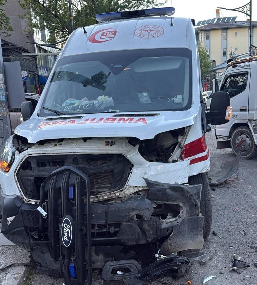 KARS (AA) – Kars'ta ambulans ile otomobilin çarpıştığı kazada 3'ü