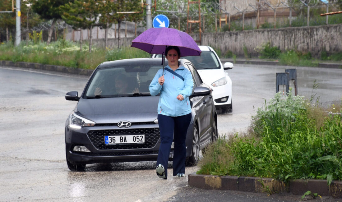 KARS (AA) – Kars'ın Sarıkamış ilçesinde dolu ve şiddetli sağanak