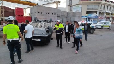 KARS (AA) – Kars'ta iki hafif ticari aracın çarpışması sonucu