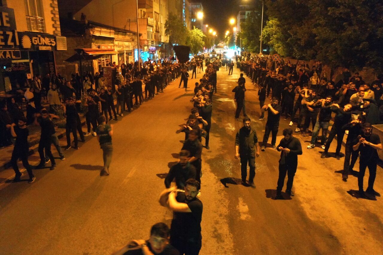 KARS (AA) – Kars'ta muharrem ayının 9. gecesi olarak anılan
