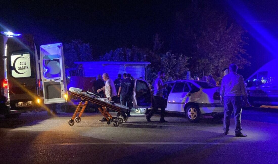 KASTAMONU (AA) – Kastamonu'nun Taşköprü ilçesinde iki otomobilin çarpışması sonucu