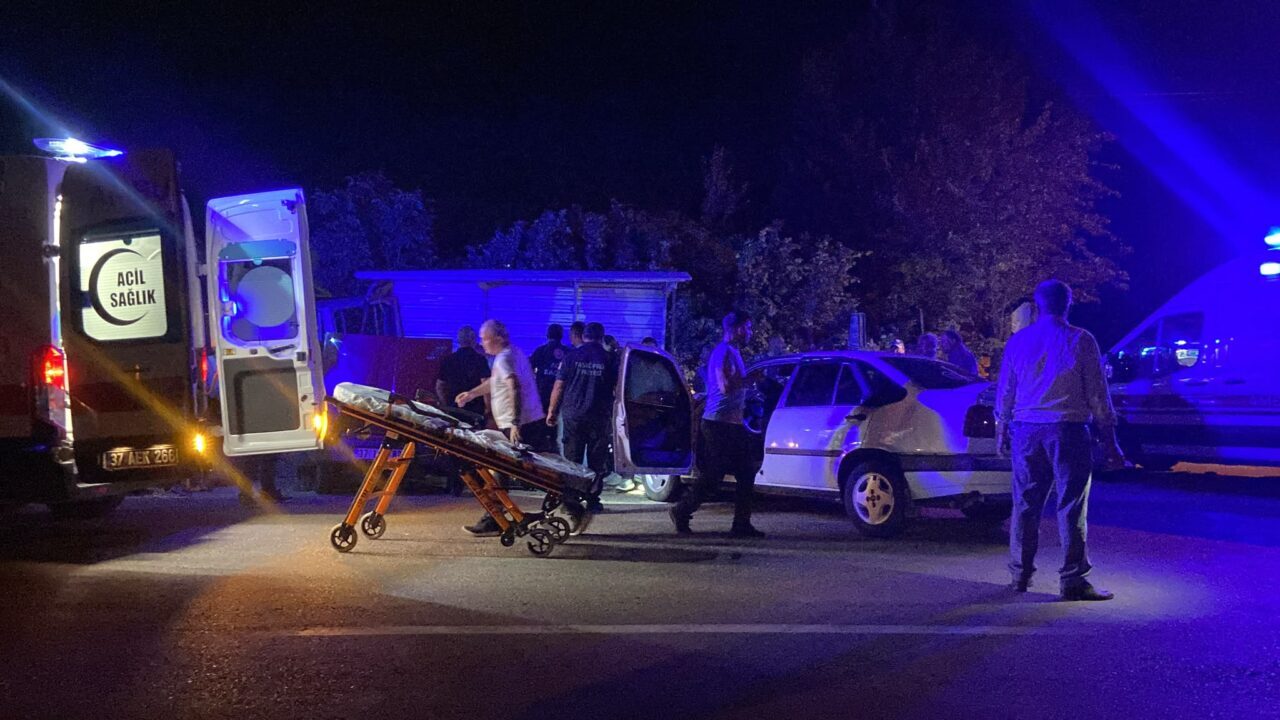 KASTAMONU (AA) – Kastamonu'nun Taşköprü ilçesinde iki otomobilin çarpışması sonucu