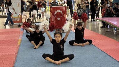 KASTAMONU (AA) – Kastamonu'da cimnastik eğitimi alan öğrenciler tarafından gösteri