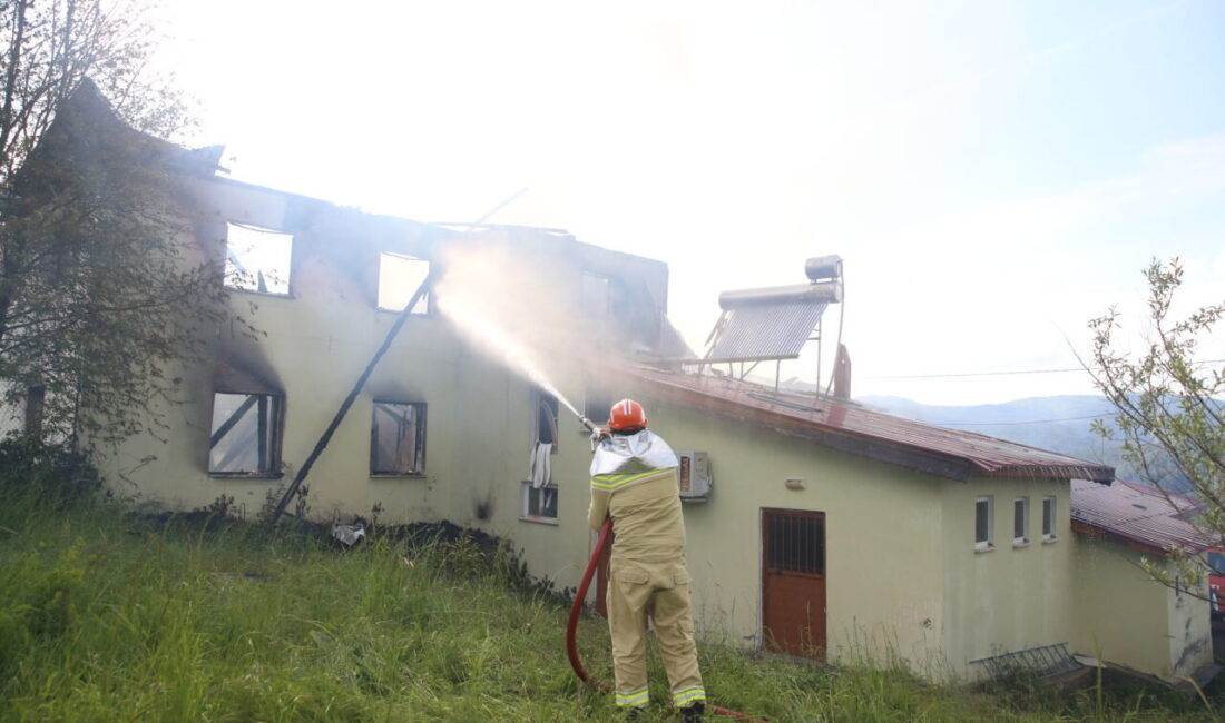 KASTAMONU (AA) – Kastamonu'nun Daday ilçesinde çıkan yangında köy camisi,