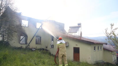 KASTAMONU (AA) – Kastamonu'nun Daday ilçesinde çıkan yangında köy camisi,