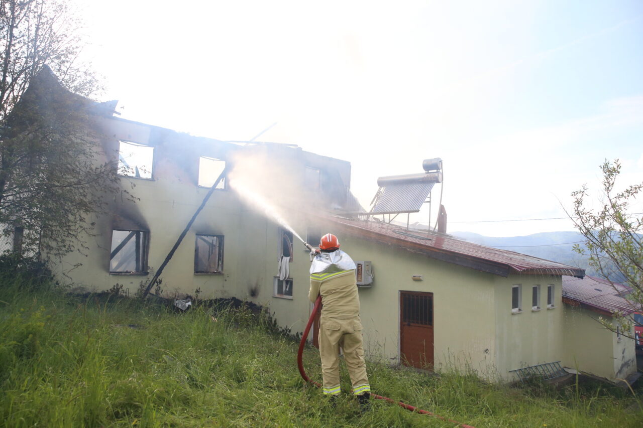 KASTAMONU (AA) – Kastamonu'nun Daday ilçesinde çıkan yangında köy camisi,