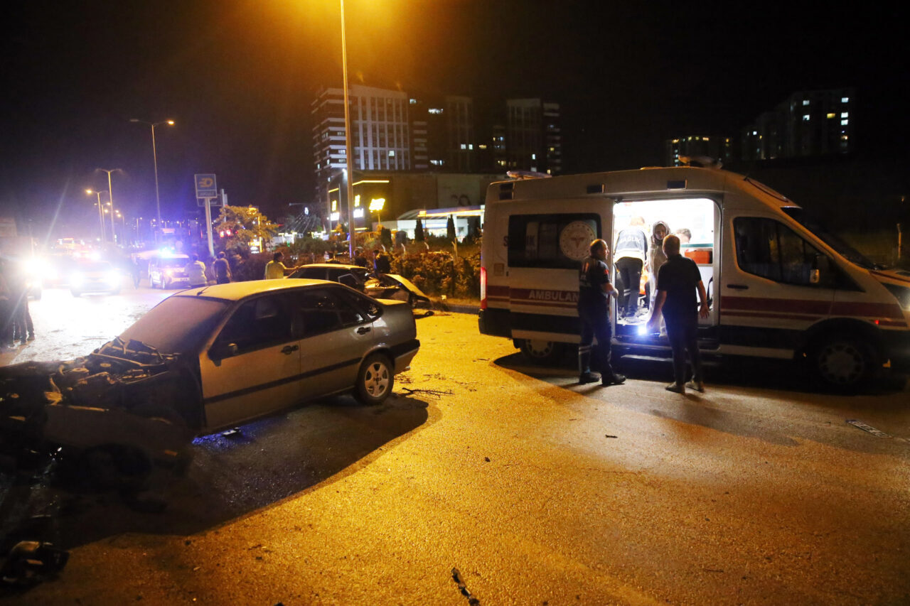 KASTAMONU (AA) – Kastamonu'da zincirleme trafik kazasında 6 kişi yaralandı.