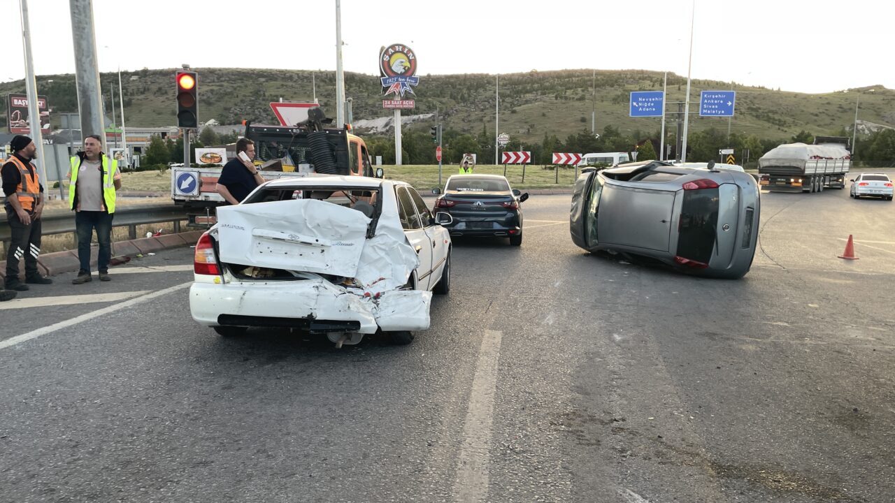 KAYSERİ (AA) – Kayseri'nin Kocasinan ilçesinde 4 aracın karıştığı zincirleme