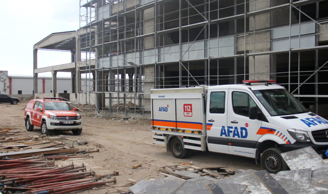 KAYSERİ (AA) – Kayseri'nin merkez Melikgazi ilçesinde devrilen bahçe duvarının
