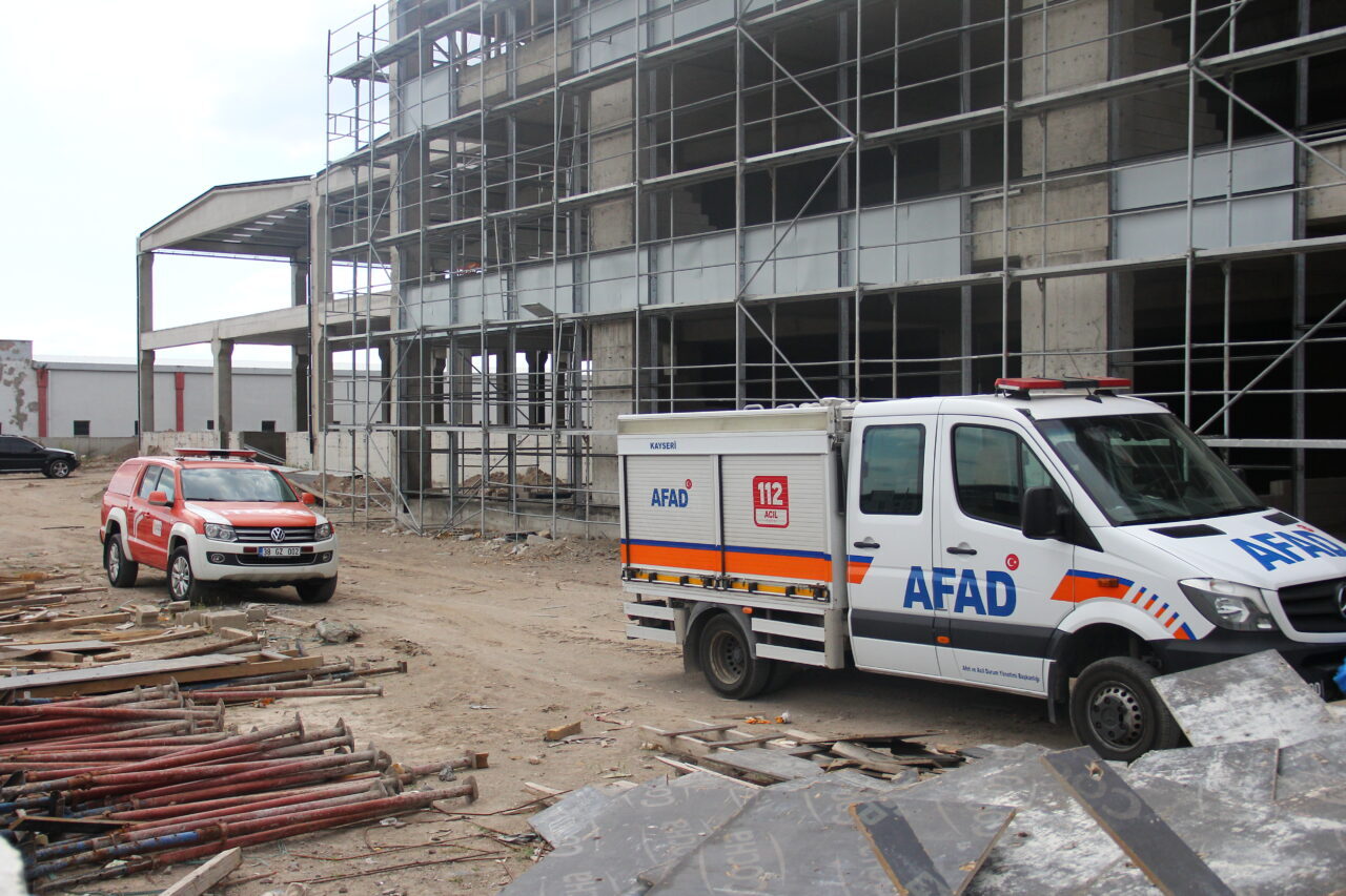 KAYSERİ (AA) – Kayseri'nin merkez Melikgazi ilçesinde devrilen bahçe duvarının