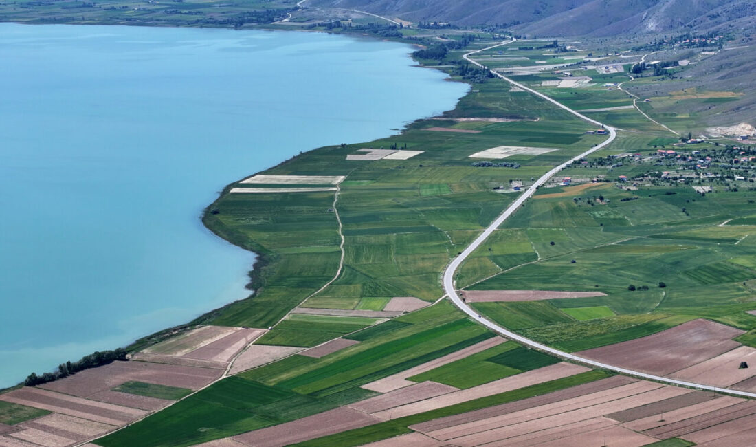 KAYSERİ (AA) – Kayseri'nin Sarıoğlan ilçesindeki Işıl Dağı, doğal oluşumlarıyla