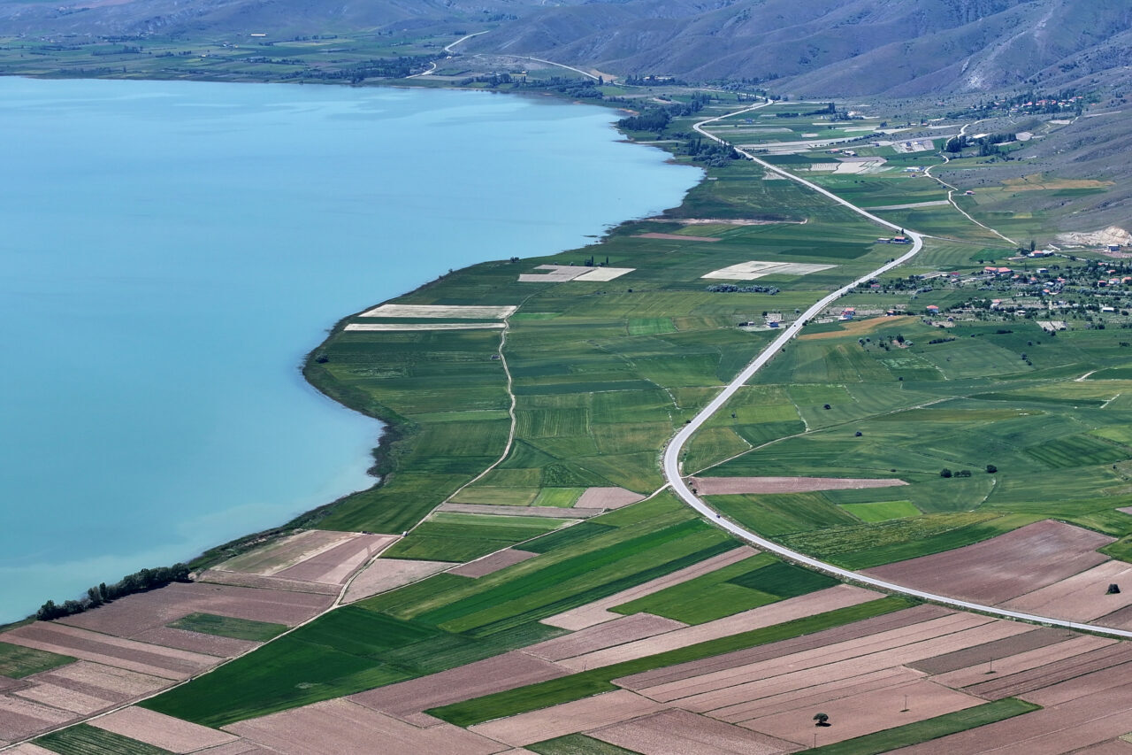 KAYSERİ (AA) – Kayseri'nin Sarıoğlan ilçesindeki Işıl Dağı, doğal oluşumlarıyla