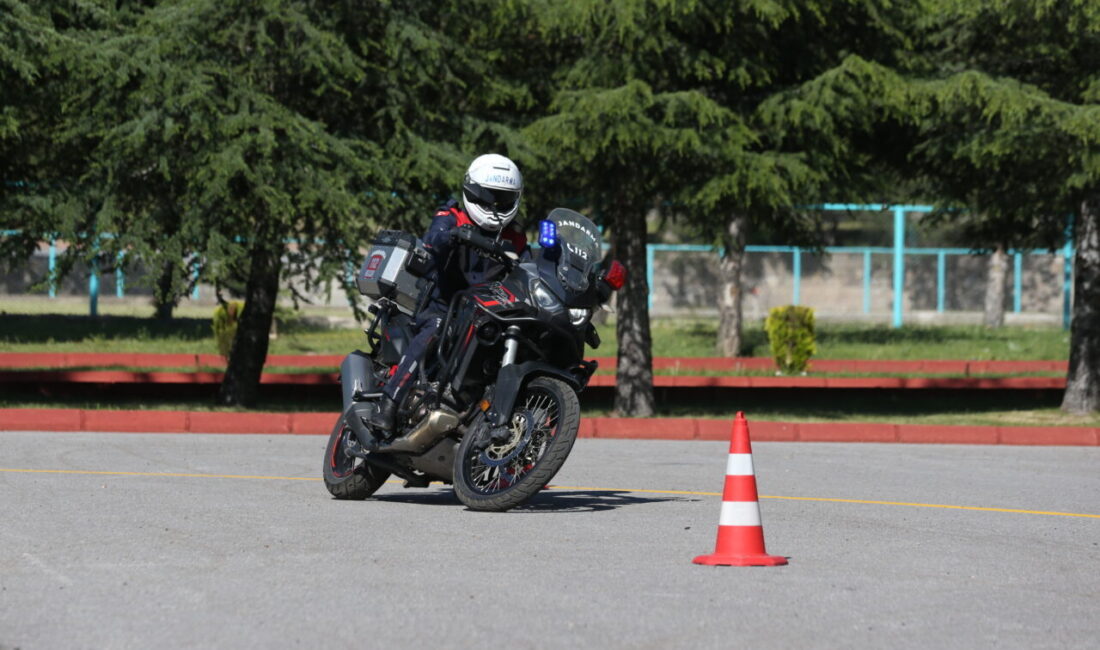 KAYSERİ (AA) – Kayseri'de jandarma trafik ekipleri, motosiklet sürücülerini olası