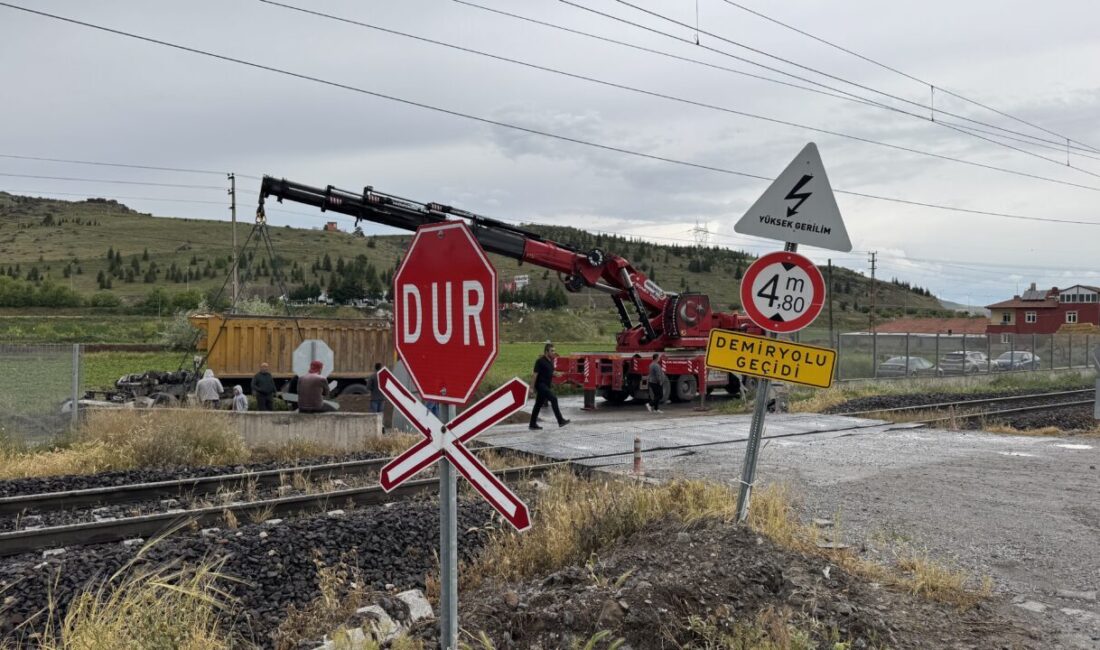KAYSERİ (AA) – Kayseri'nin Kocasinan ilçesinde lokomotifin kamyonla çarpışması sonucu