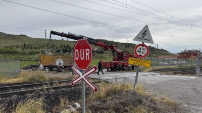 KAYSERİ (AA) – Kayseri'nin Kocasinan ilçesinde lokomotifin kamyonla çarpışması sonucu