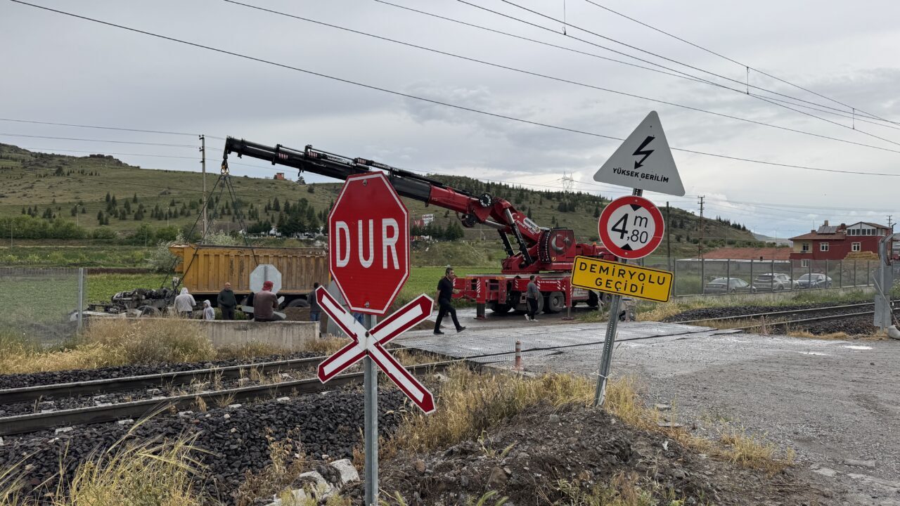KAYSERİ (AA) – Kayseri'nin Kocasinan ilçesinde lokomotifin kamyonla çarpışması sonucu