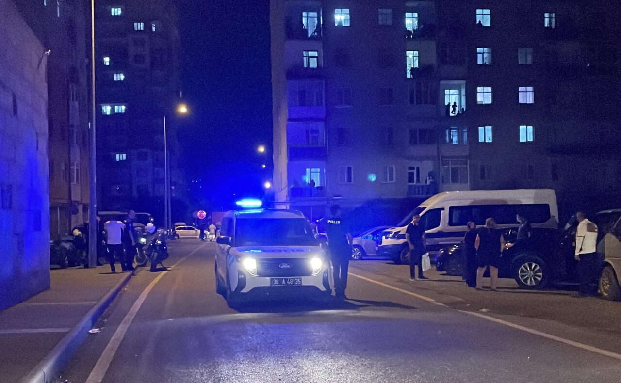 KAYSERİ (AA) – Kayseri'nin Melikgazi ilçesinde çıkan satırlı kavgada 3