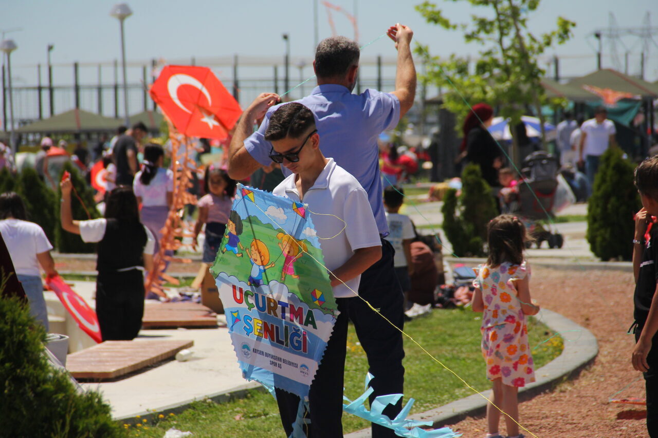 KAYSERİ (AA) – Kayseri'de çocukların karne sevincini paylaşmak amacıyla düzenlenen