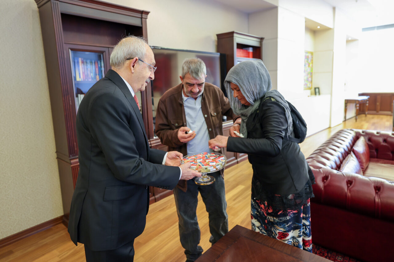 - Genel Başkan Kılıçdaroğlu'nun talimatıyla, çiftin, eski ilçe başkanlığı binasında
