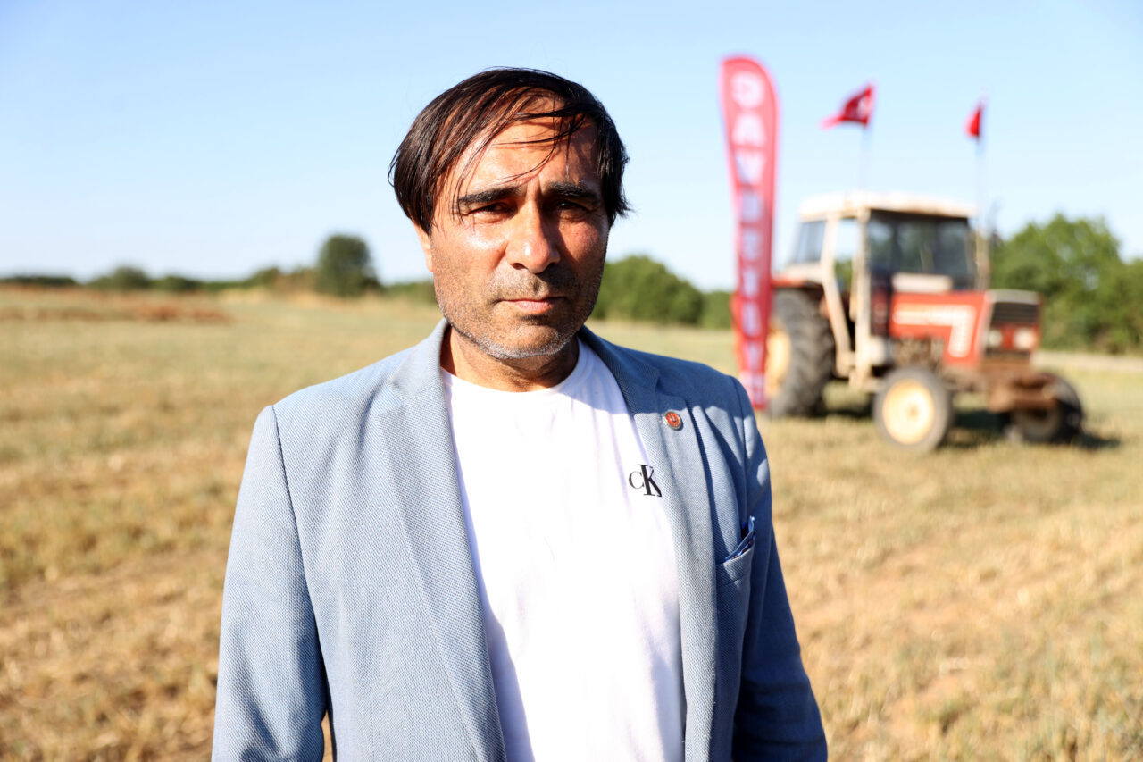 KIRKLARELİ (AA) – Kırklarelili çiftçi, tarlasına pullukla toprağa iz bırakarak