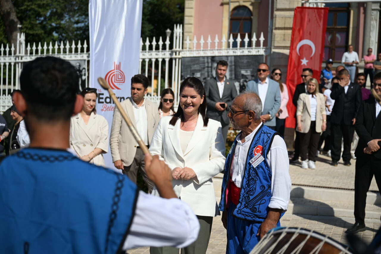 - Edirne Valisi Yunus Sezer:
- "Geçen sene seyir zevkine doyamadığımız