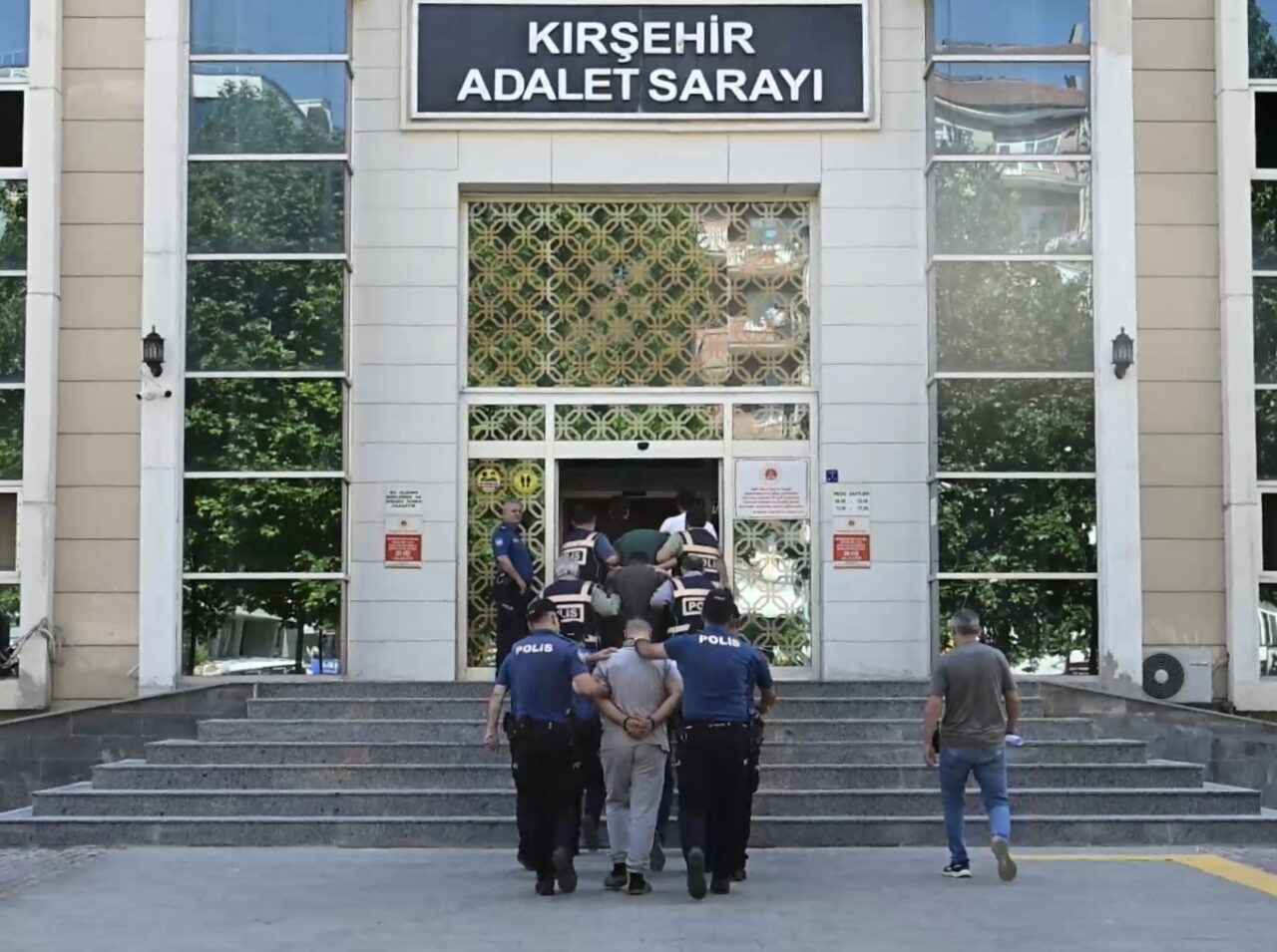 KIRŞEHİR (AA) – Kırşehir'de bir iş yerinden hırsızlık yaptıkları iddiasıyla