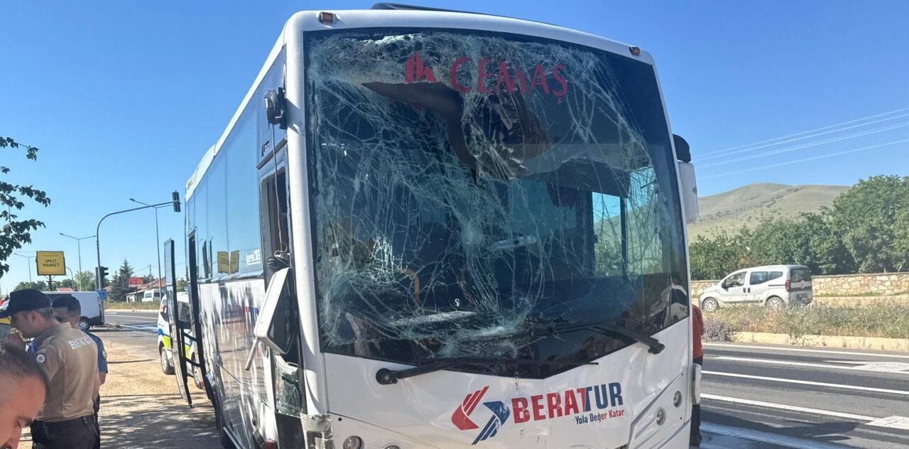 KIRŞEHİR (AA) – Kırşehir'de iki işçi servisinin karıştığı kazada ilk