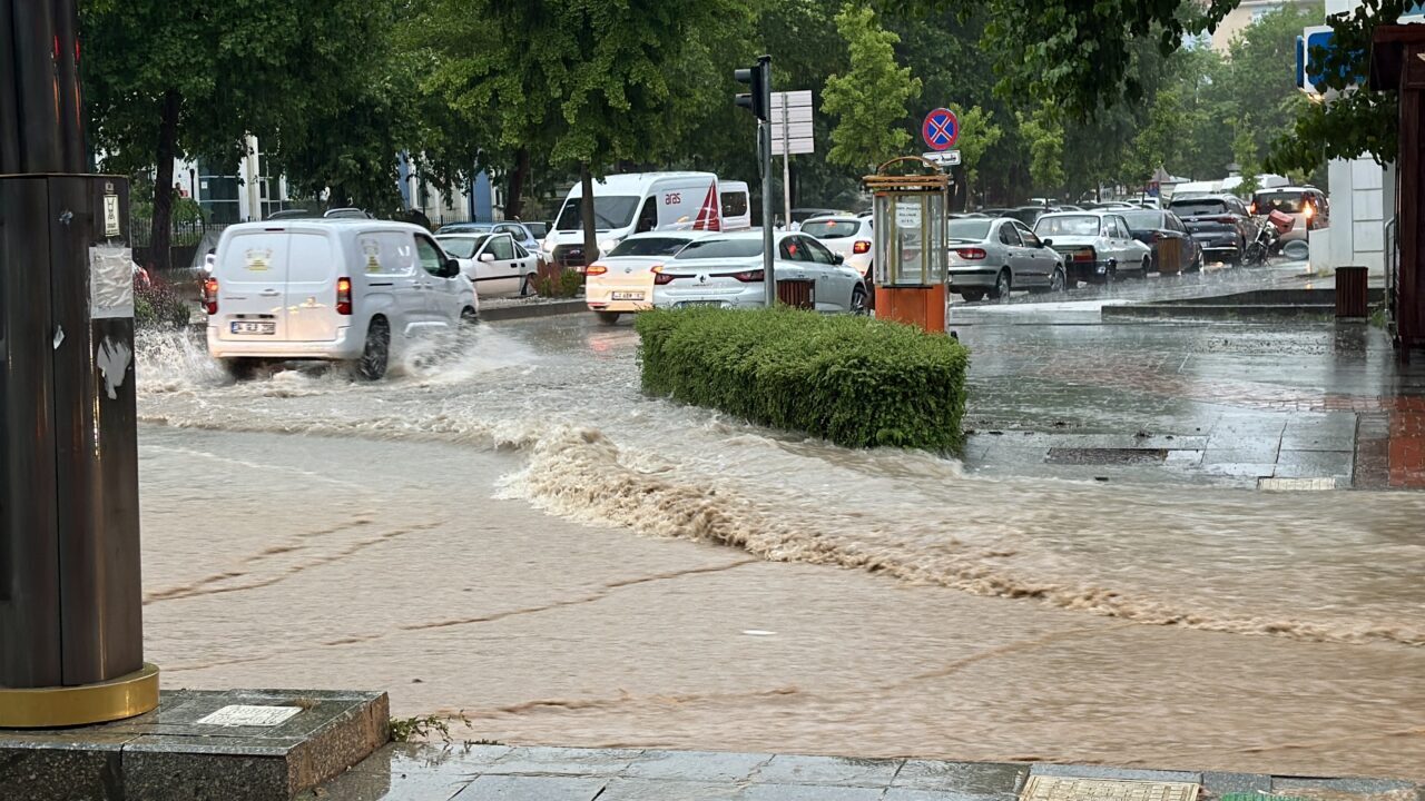 KIRŞEHİR (AA) – Kırşehir'de sağanak, bazı noktalarda sel ve su