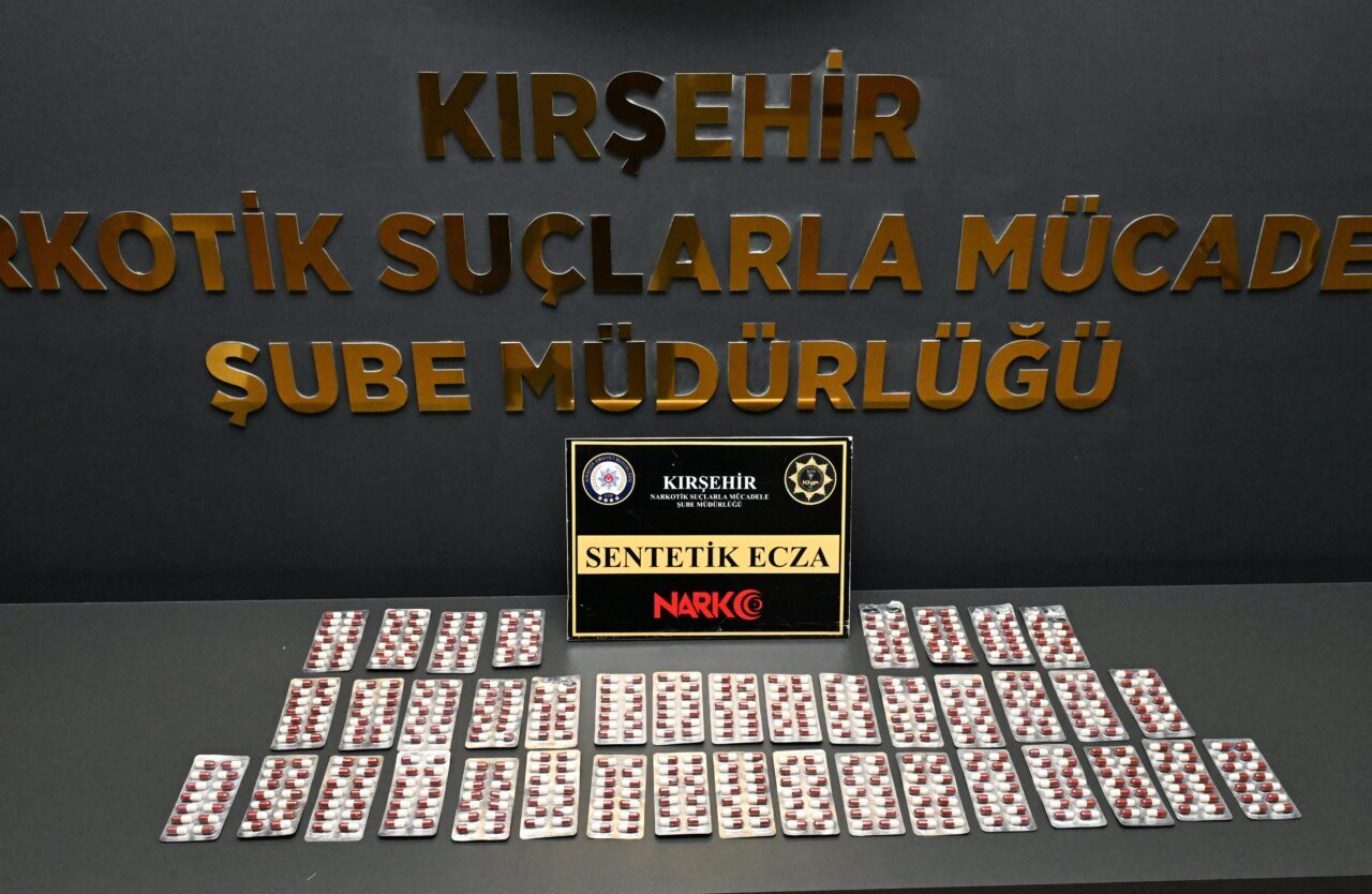 KIRŞEHİR (AA) – Kırşehir'de durdurulan bir araçta 551 sentetik uyuşturucu