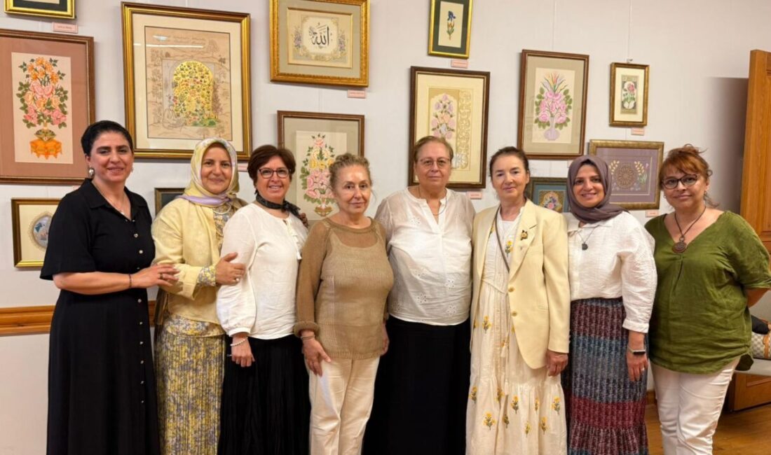 İSTANBUL (AA) – Klasik Türk Bezeme Sanatları Atölyesi'nin "Çiçeklerle Zaman"