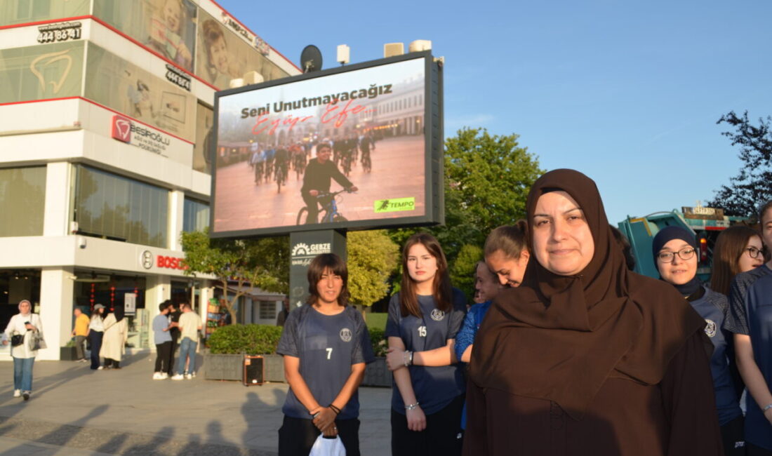 KOCAELİ (AA) – Kocaeli'nin Gebze ilçesinde bir grup bisiklet tutkunu,