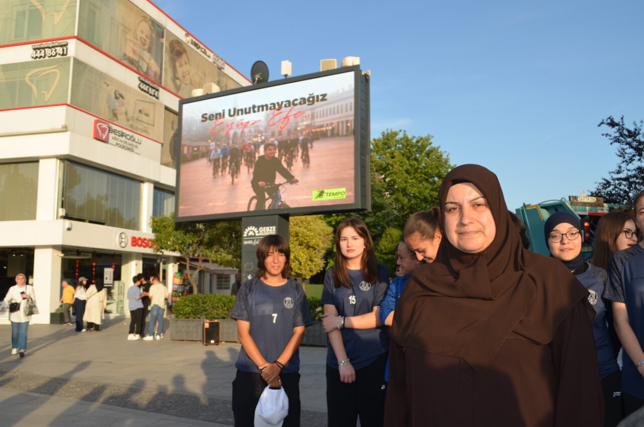 KOCAELİ (AA) – Kocaeli'nin Gebze ilçesinde bir grup bisiklet tutkunu,